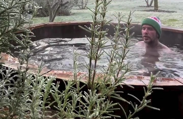 David Beckham adere aos banhos gelados