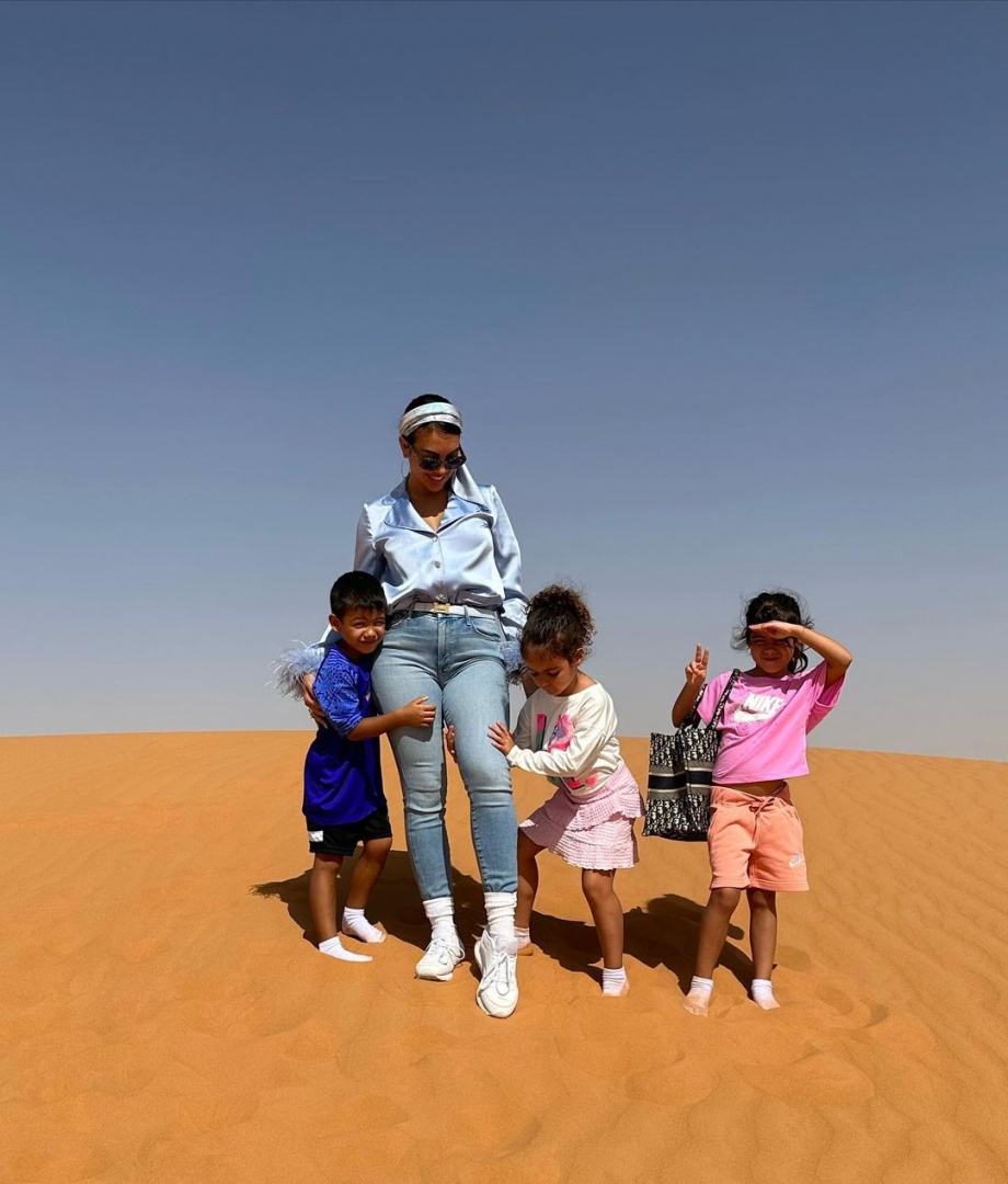 Georgina vai ao deserto com os filhos