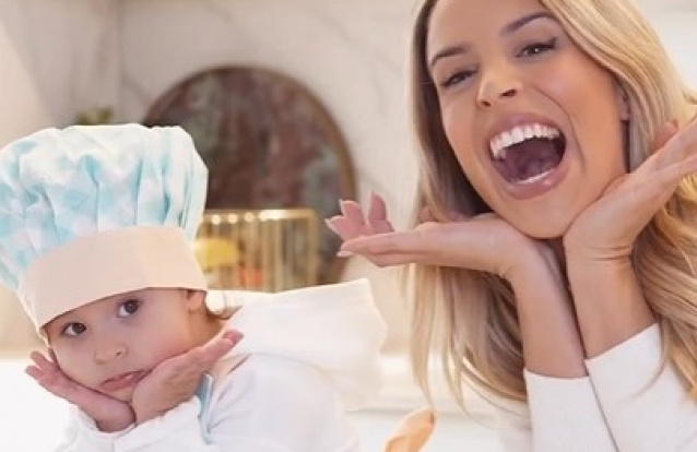 Helena Coelho e a filha cozinham para o Dia dos Namorados