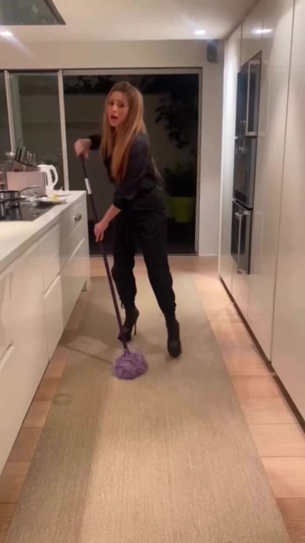 Shakira não lavou o chão da cozinha