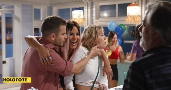 “Sangue Oculto”: Nelson contrata Júlia para o seu casamento com Bárbara