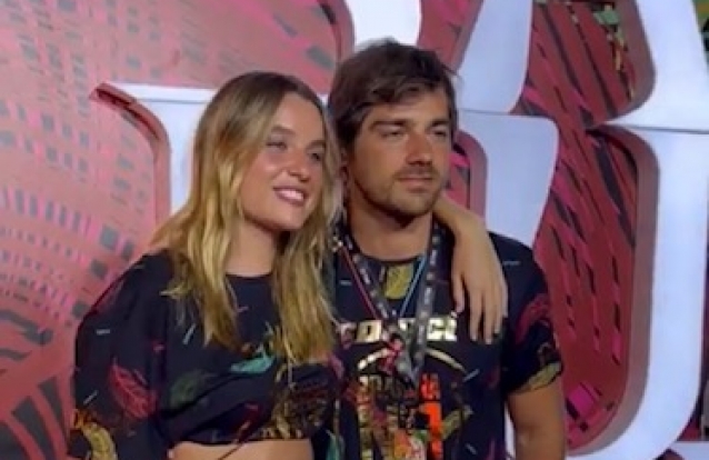 Lourenço Ortigão escreve dedicatória a Kelly