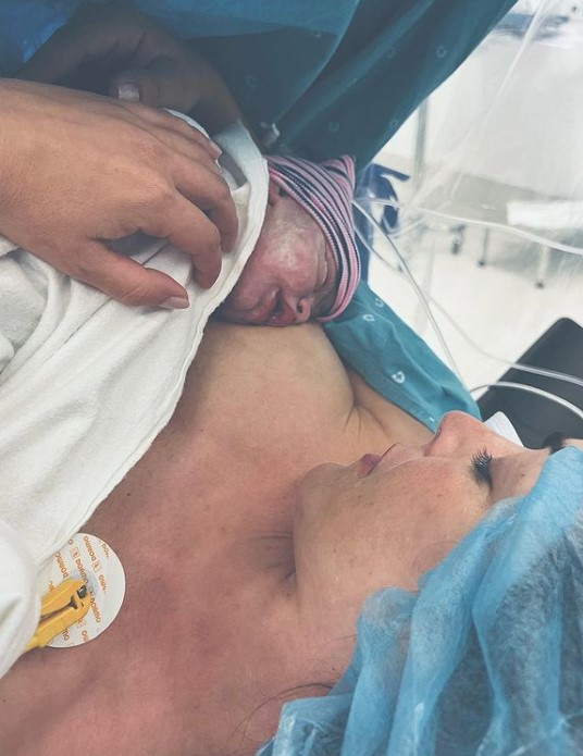 Joana Duarte já foi mãe. Foto da bebé a mamar encanta internautas