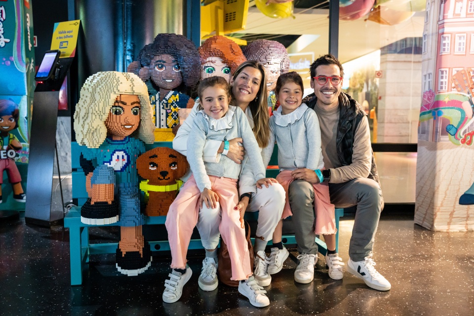 Holofote | Famosos foram ver o primeiro capítulo da nova série da LEGO