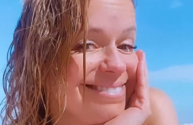 Madalena Brandão celebra 43 anos com mergulho no mar