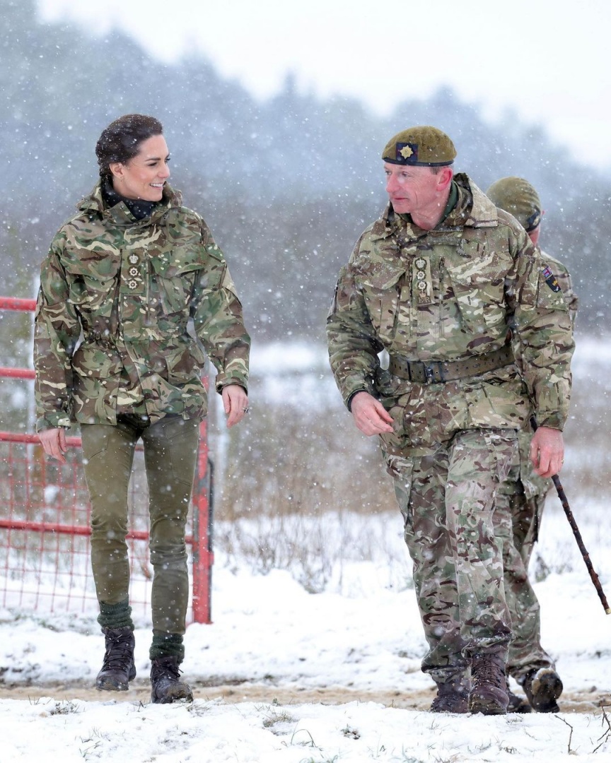 Kate Middleton visita tropas na Irlanda do Norte debaixo de neve
