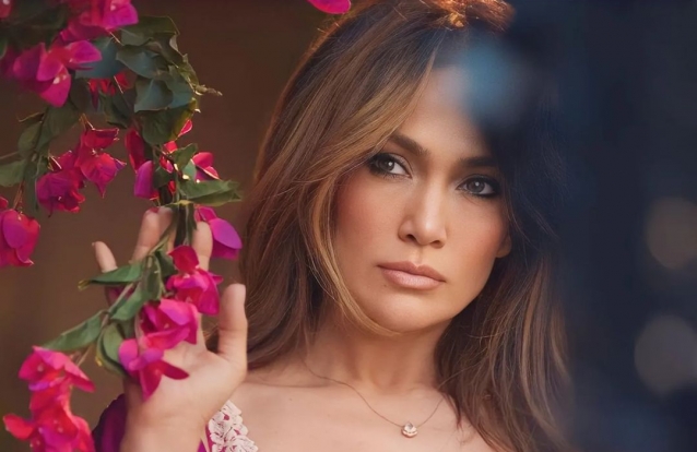Jennifer Lopez deslumbra em lingerie aos 53 anos: "Estou orgulhosa"
