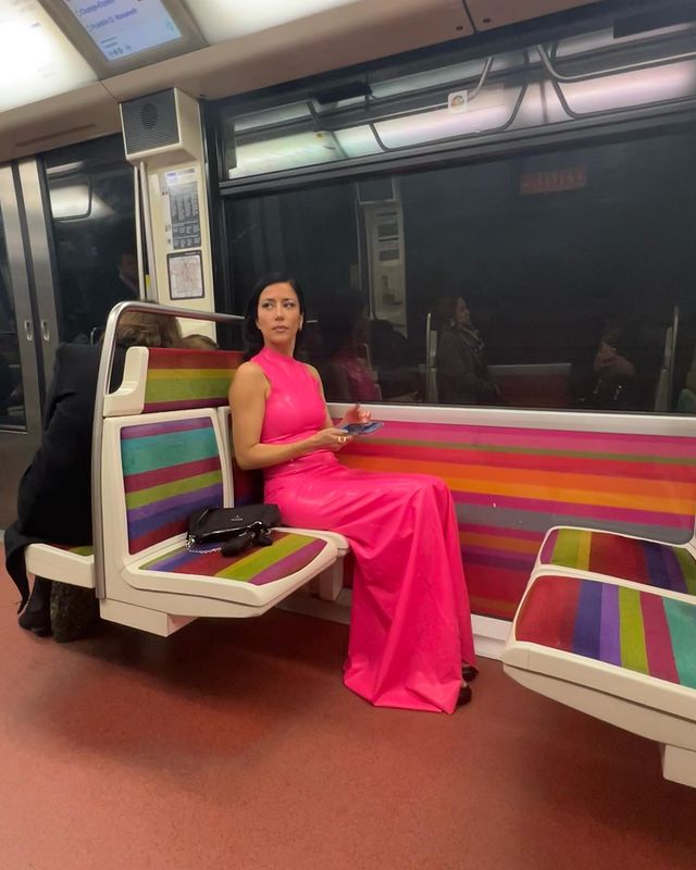 Ana Moura de vestido de luxo no metro de Paris