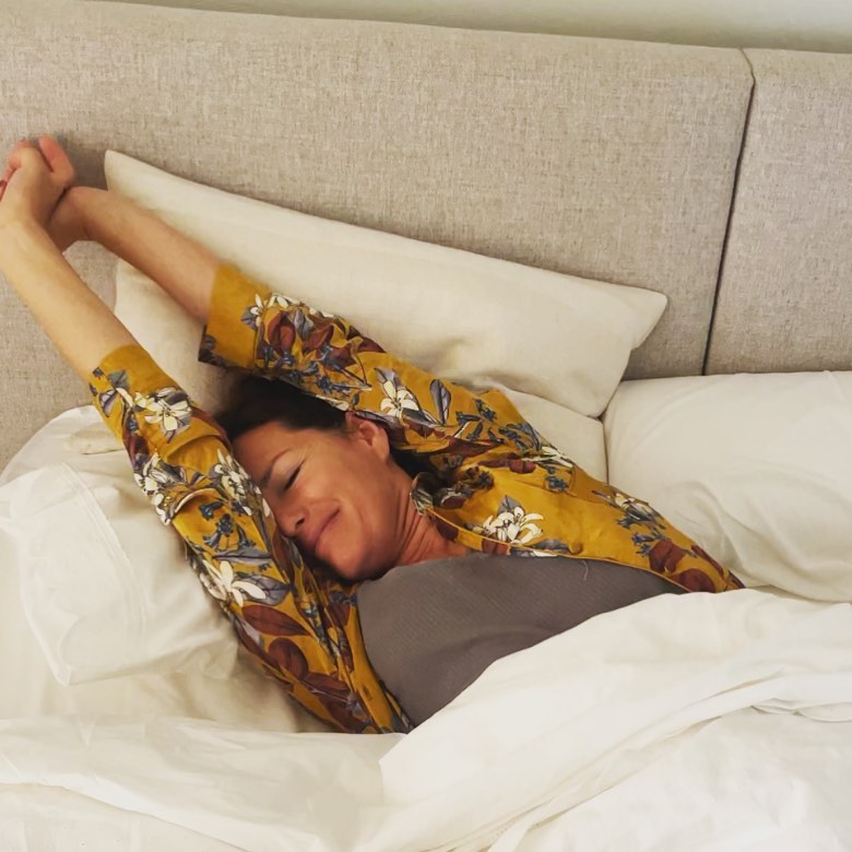 Fernanda Serrano na cama  Dia mundial do sono