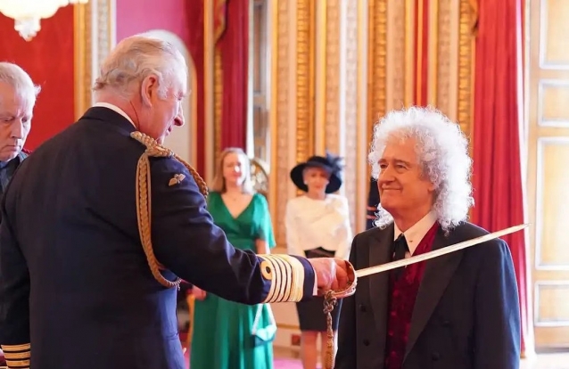 Brian May condecorado por Carlos