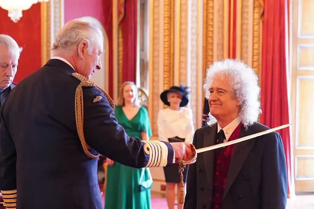 Brian May condecorado por rei Carlos III