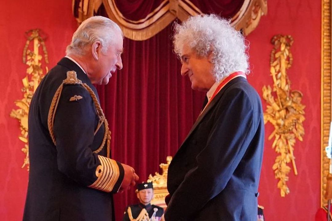 Brian May condecorado por rei Carlos III