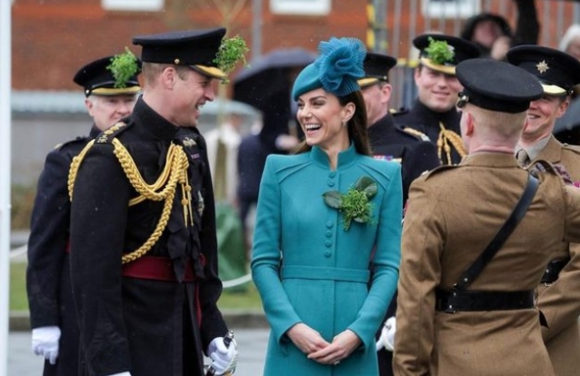 Kate e William divertidos celebram o dia de St. Patrick com a guarda irlandesa