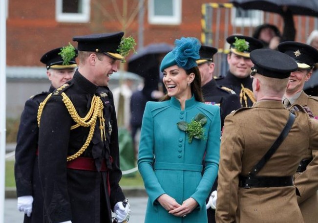 Kate e William divertidos celebram o dia de St. Patrick com a guarda irlandesa
