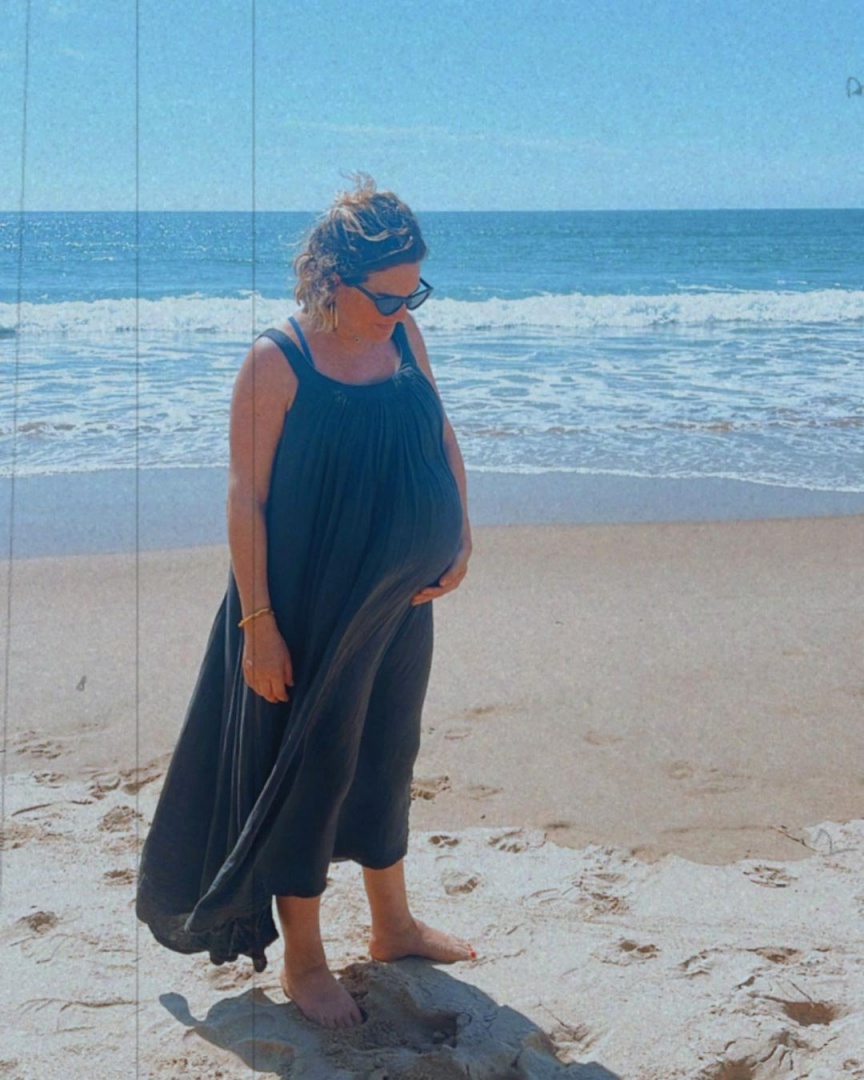 Leonor Seixas caminha na praia a dias de ser m&atilde;e