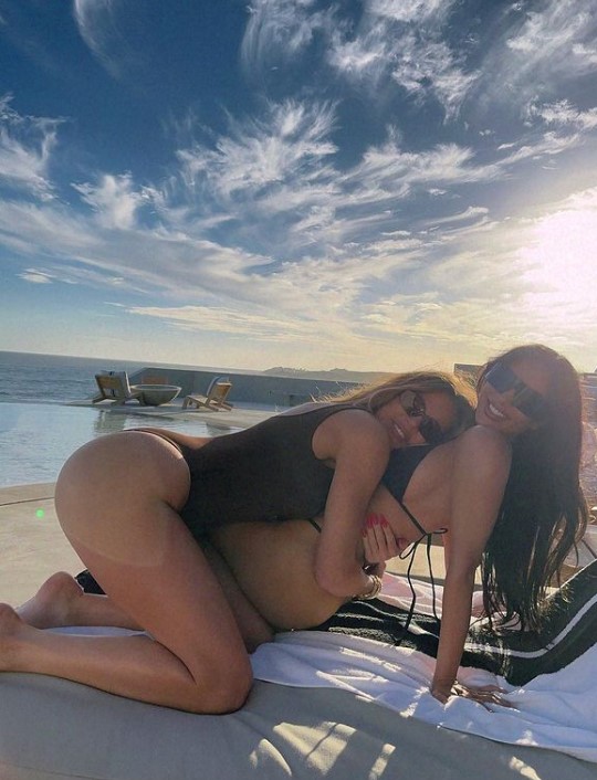 Khloé e Kim Kardashian em sessão fotográfica na praia. Veja a galeria de imagens