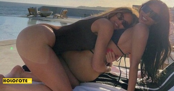 Khloé e Kim Kardashian arrasam em sessão fotográfica na praia. Veja a galeria de imagens