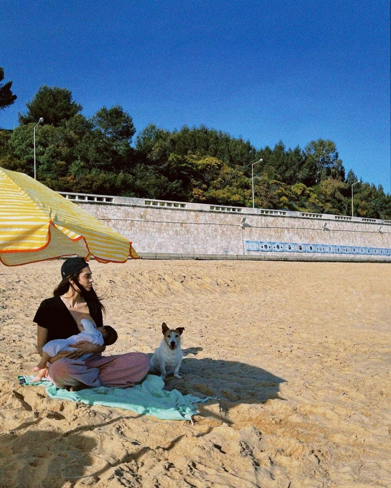 Filipa Nascimento amamenta a filha na praia