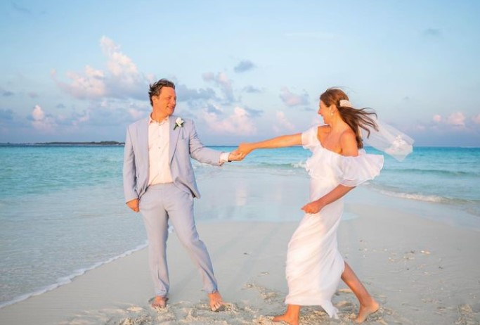 Jamie Olivier renova votos de 23 anos de casamento nas Maldivas. Veja a galeria de imagens