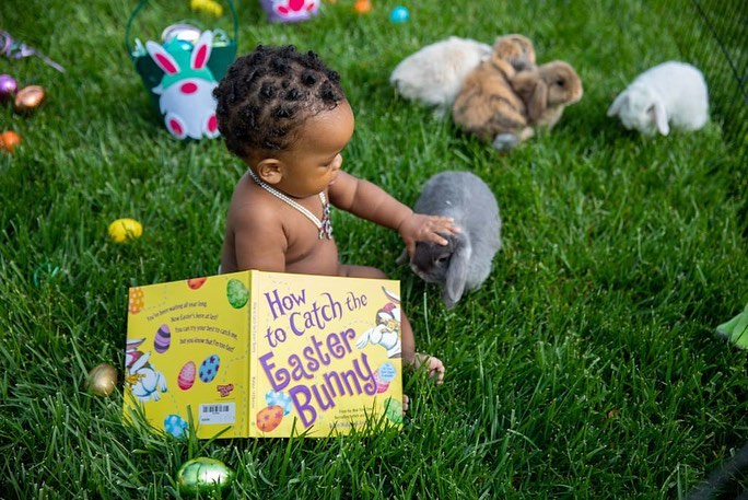 As ternurentas fotos do filho de Rihanna numa caça aos ovos especial 