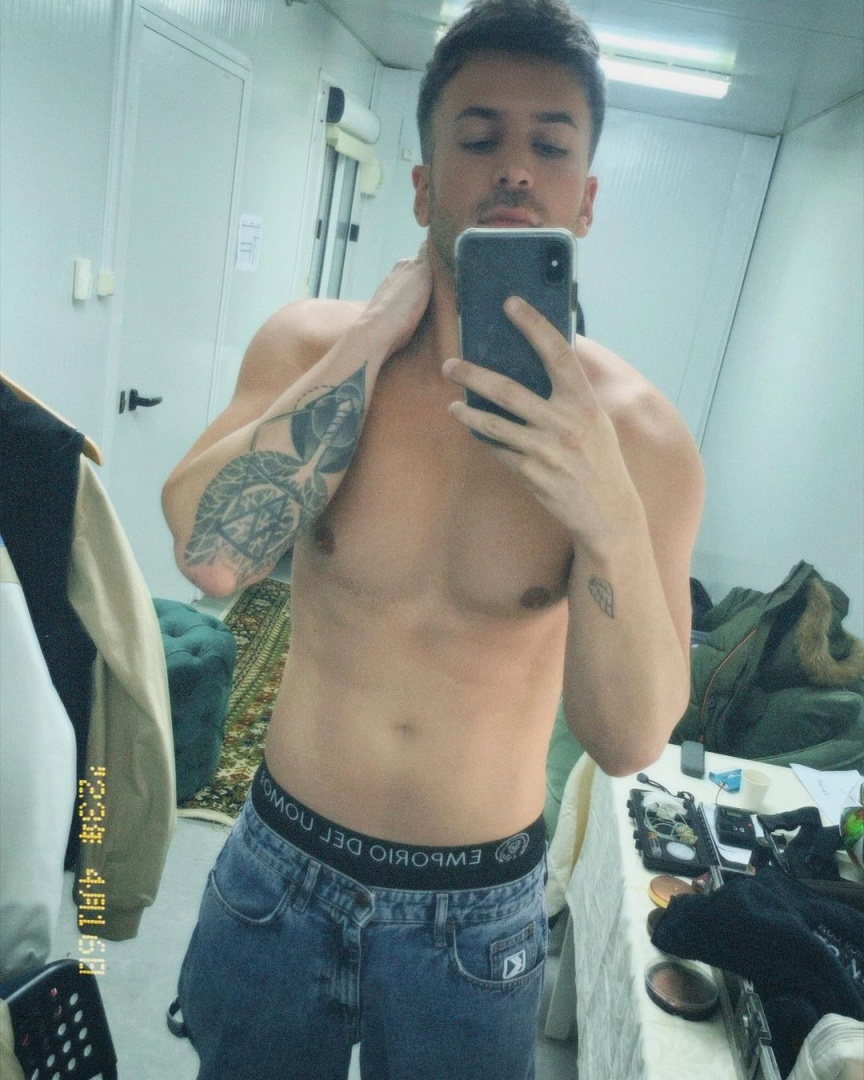 David Carreira exibe tatuagens em tronco nu