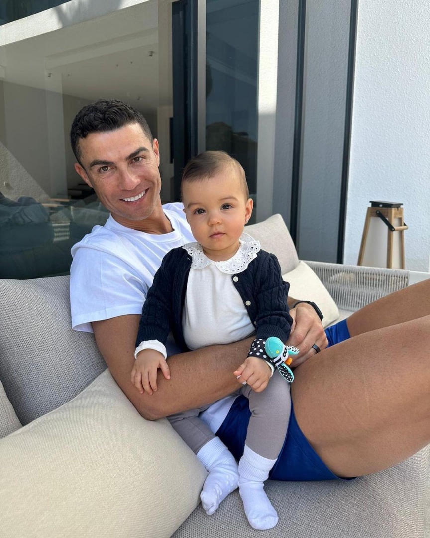 Cristiano Ronaldo celebra um ano da filha