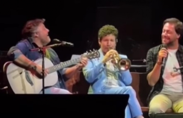 César Mourão arrasa em concerto. Ao cantar com Zambujo 'falharam'. "E tão bonito que foi o falhanço"
