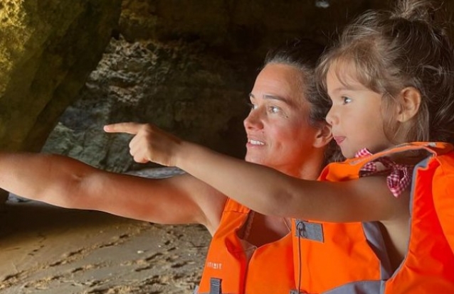 Cláudia Vieira e família visitaram uma das mais belas grutas do País. Quer saber qual? Veja a galeria