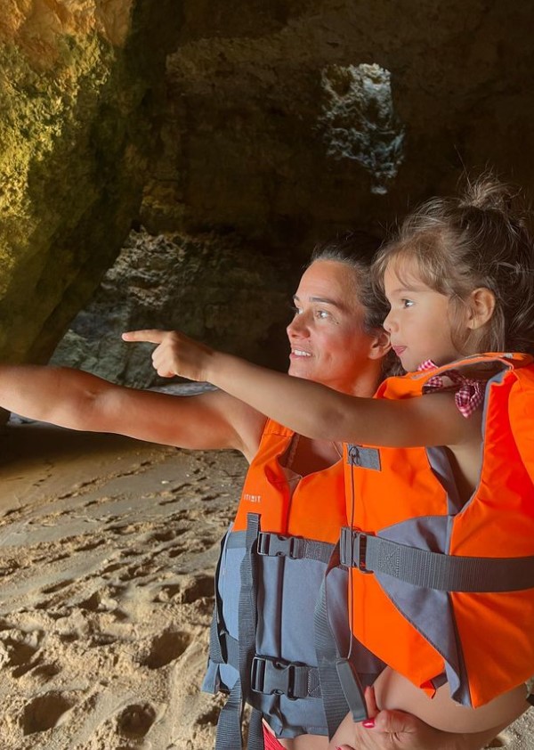 Cláudia Vieira e família visitaram uma das mais belas grutas do País. Quer saber qual? Veja a galeria