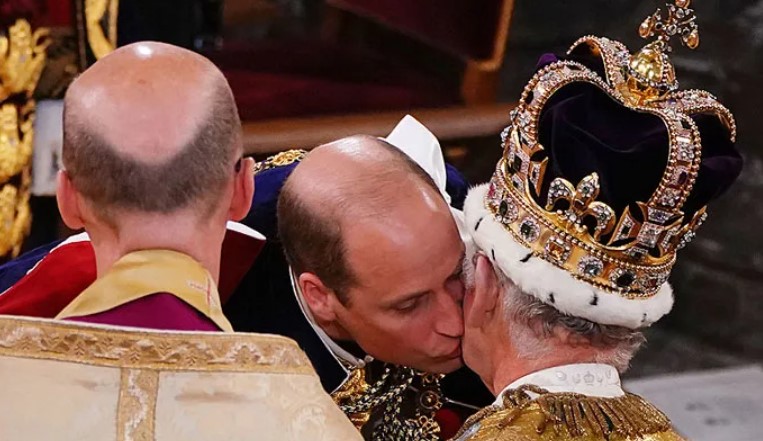Rei emociona-se com juramento de fidelidade do filho, o príncipe William
