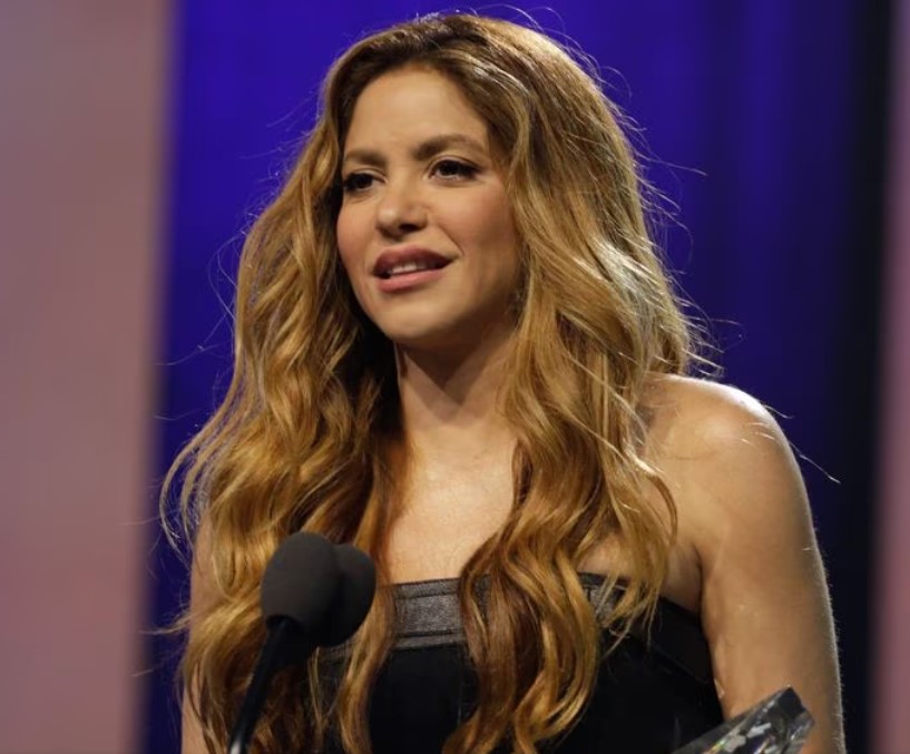 Shakira recebe prémio de mulher do ano e dá nova alfinetada a Piqué