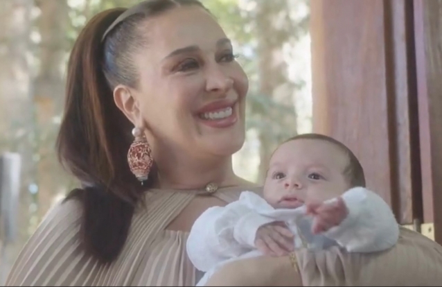 Cláudia Raia mostra vídeo ternurento do batizado do filho