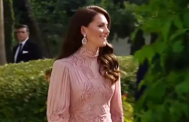 Kate usa vestido cor-de-rosa