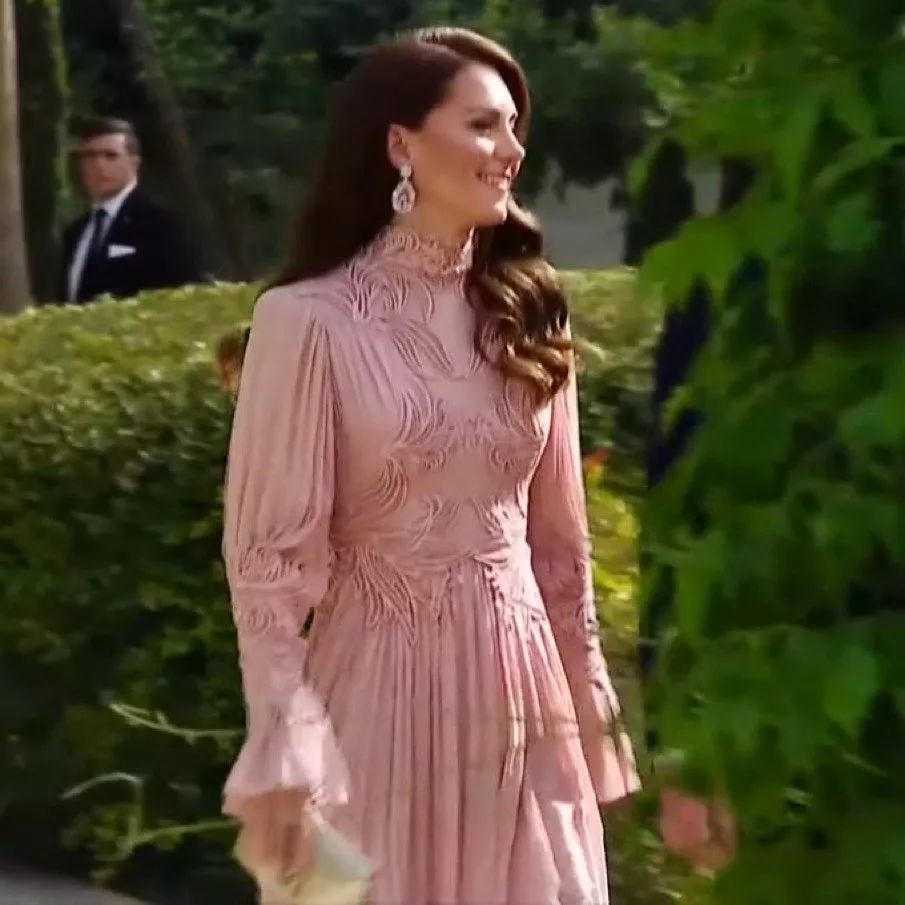 Kate usa vestido cor-de-rosa