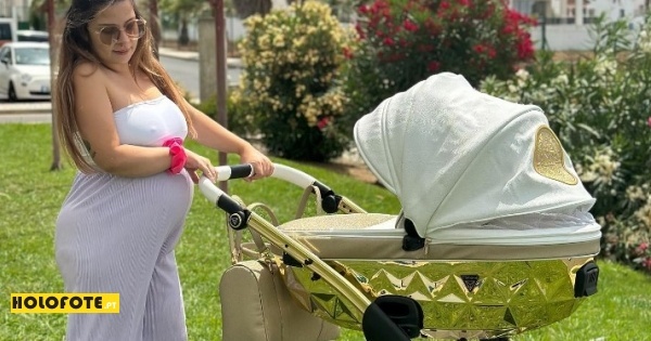 Sandrina Pratas mostra o carrinho de bebé da sua princesa