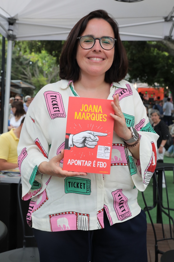 Joana Marques realizou uma sessão de autógrafos e tinha à sua espera muitos leitores com o livro "Apontar é Feio"