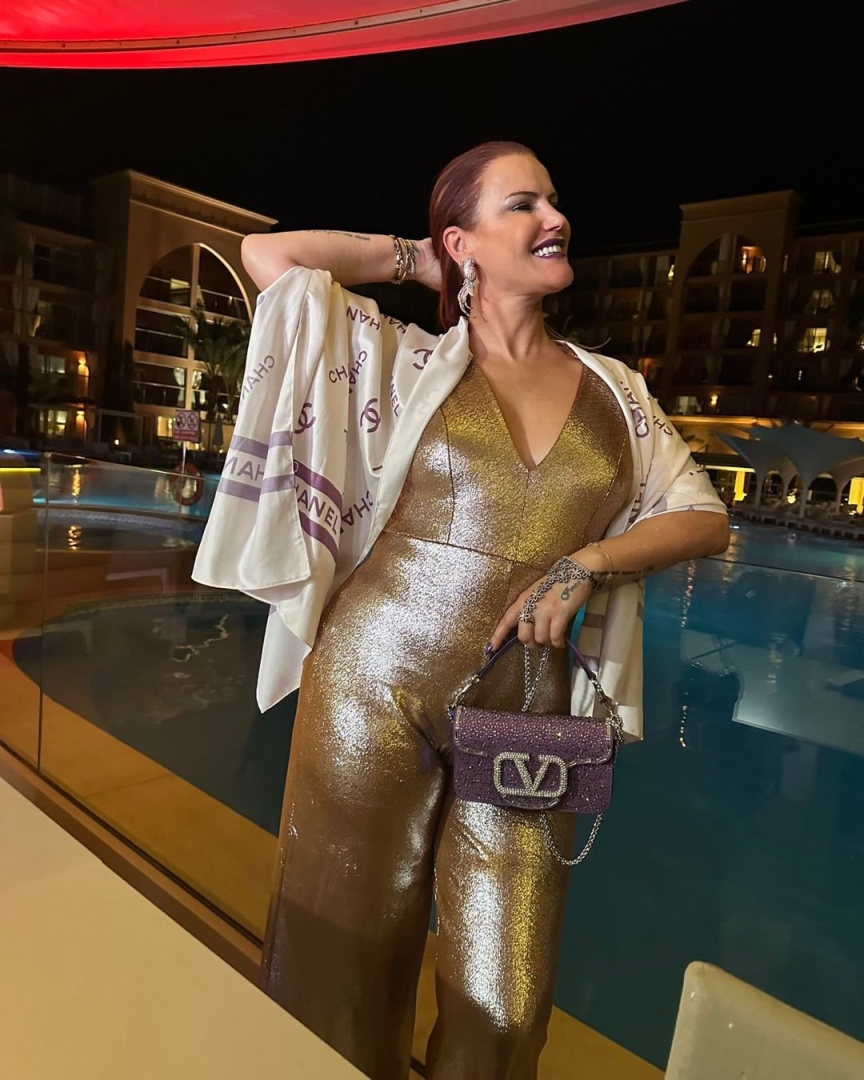 Elma Aveiro posa com mala de luxo após ser acusada de usar "réplicas originais"