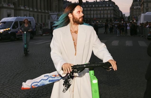 Jared Leto dispensa a limousine e vai de trotinete elétrica a desfile da Louis Vuitton