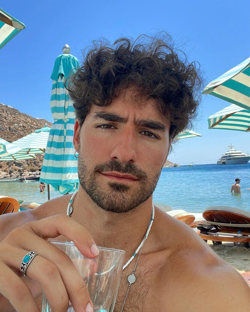 José Condessa aproveita festas e praia em férias na Grécia