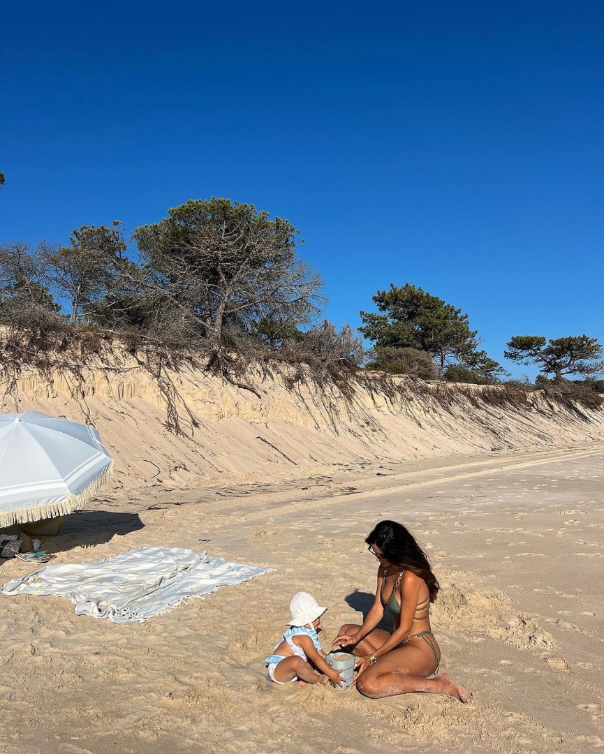 Catarina Gouveia encanta com fotografias da filha na praia