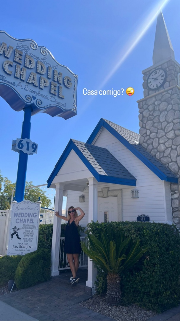 Cristina Ferreira posa em frente a capela de casamentos em Las Vegas: "Casa comigo?"