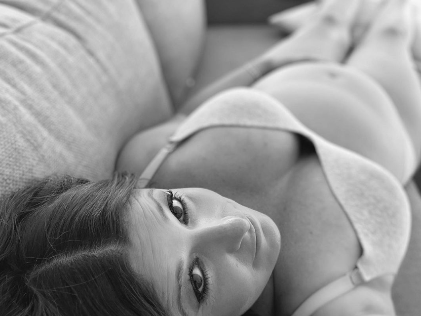 Maria Botelho Moniz exibe barriga de 6 meses em lingerie
