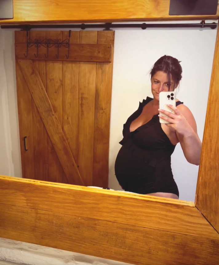 Maria Botelho Moniz mostra barriga de 7 meses de gestação em fato de banho