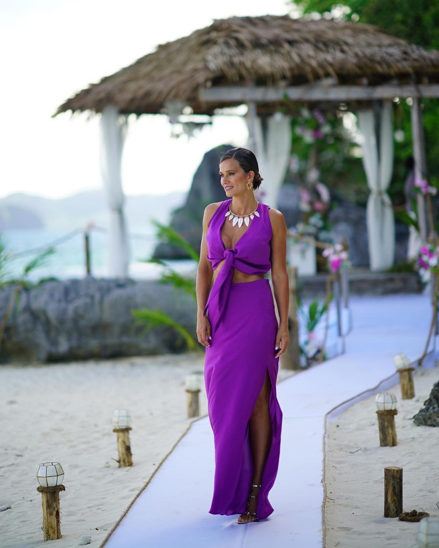 Cláudia Vieira encanta em visual roxo em "Casados no Paraíso"