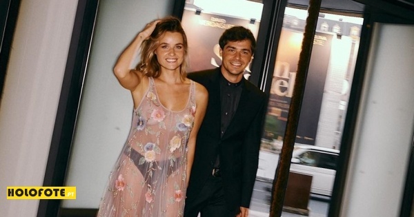 Kelly Bailey usa vestido transparente e Lourenço Ortigão fato em gala