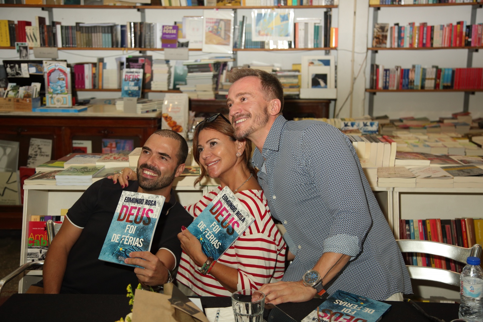 Lançamento do livro "Deus Foi de Férias" de Edmundo Rosa. O ator ao lado dos colegas Miguel Bogalho e Sílvia Rizzo. Foto: João Lemos
