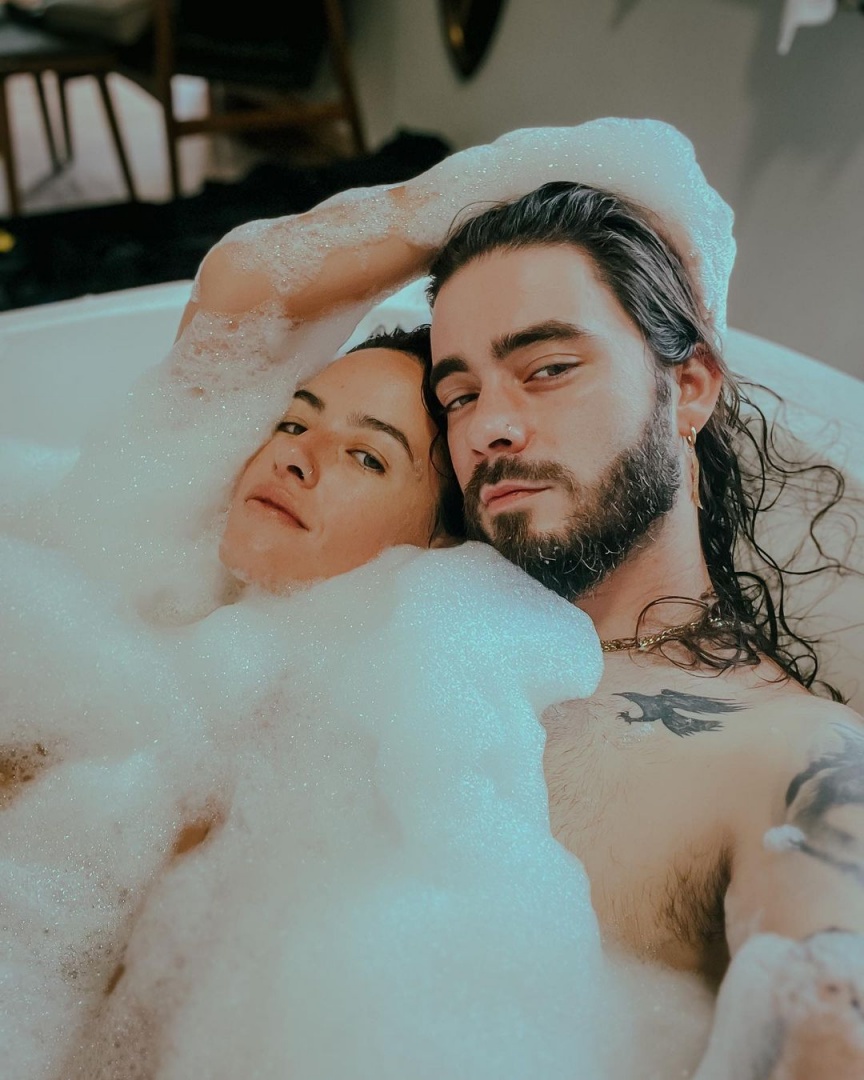 Mariana Pacheco e Syro em fotografias sensuais na banheira
