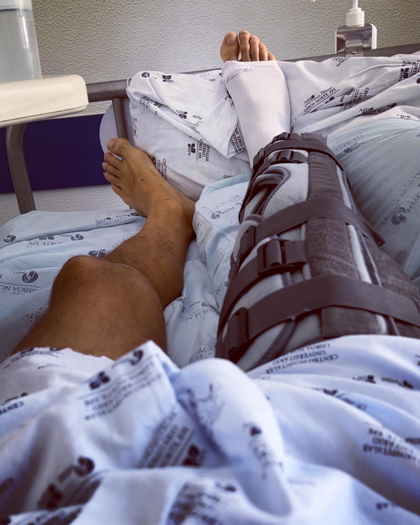 A imagem que Renato Barros Nobre partilhou nas suas redes sociais deitado na cama do hospital, assinalando os 6 meses deste de que teve o aparatoso acidente de mota e da operação que durou 11 horas. Foto: Redes Sociais