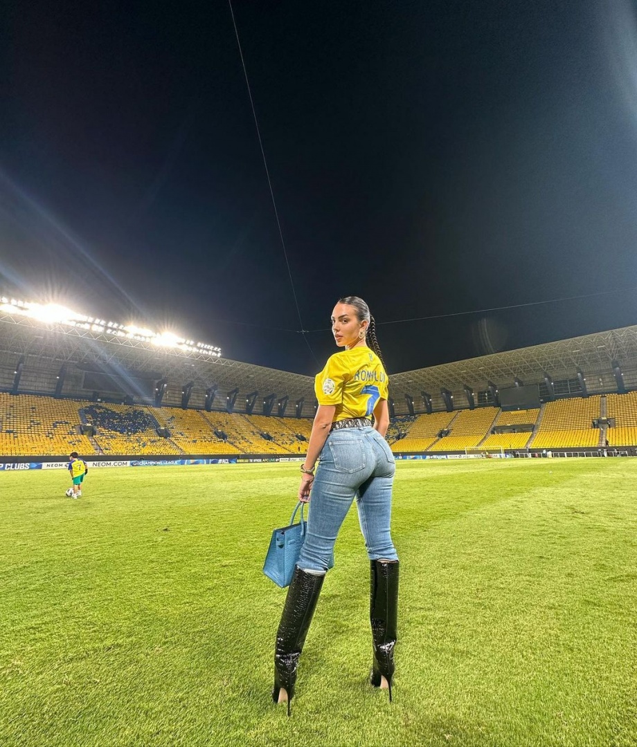 Georgina Rodriguez veste a camisola do Al Nassr para torcer por Cristiano Ronaldo