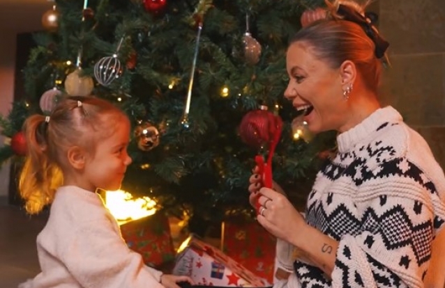 Na casa dos Piçarra já se montou a árvore de Natal, com a ajuda de uma 'rena' especial